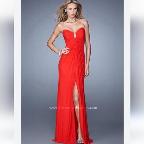 LA FEMME | gown embellished neckline and back red sz 4 - Picture 1 of 7